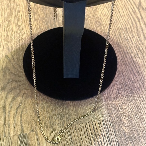 Ladies Gold tone necklace - Picture 3 of 5